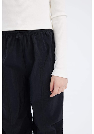 DeFacto Kız Çocuk Beli Lastikli Düz Paça Paraşüt Pantolon D7605A825SMBK27 Siyah