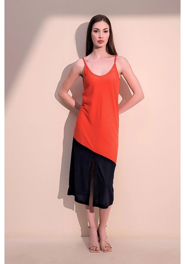 Kadın Mercan & Siyah Rahat Asimetrik Bloklu Yırtmaçlı Askılı Uzun Elbise Mercan