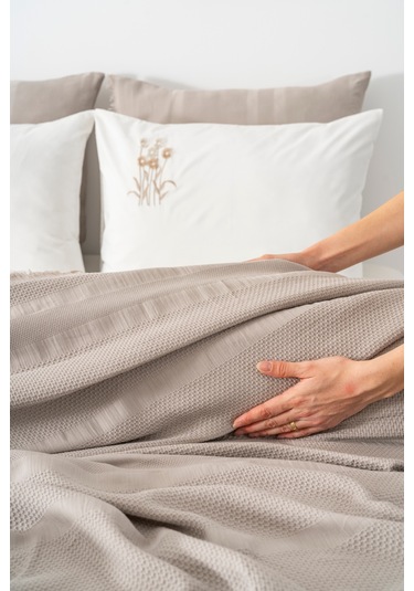 Amara Vizon Nakışlı Çift Kişilik %100 Pamuklu Nevresimli Pike Seti - 7 Parça Çeyiz Seti Vizon