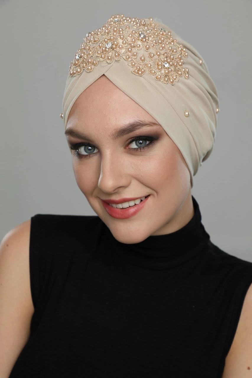 Kopma Astarlı Işlemeli Bej Dantel Motifli Hazır Türban Tesettür Abiye Bone Bej Dantel