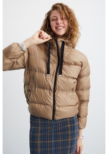 Chantal Kadın Kapüşonlu Kolu Lastikli Rüzgar Geçirmez Çift Cepli Şişme Bej Mont