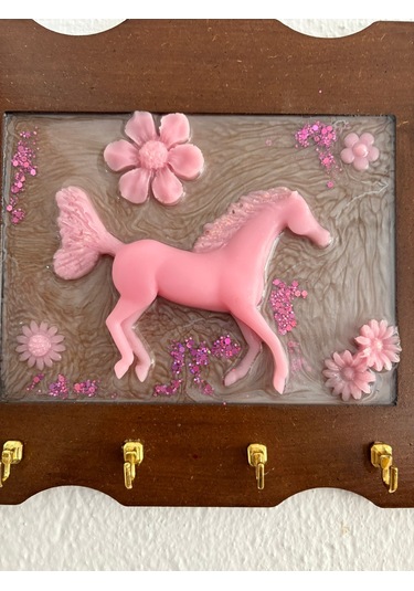 Pelince - Pembe At Figürlü - Epoksi Ahşap Anahtar Askılığı Tek Ürün - Ebat : 24 X 29 Cm Ahşap