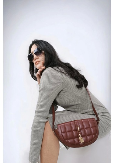 Stella Bordo Kilit Aksesuarlı Kapitone Desenli Çapraz Askılı Trend Kadın Omuz Çantası Bordo Kapitone Çok Renkli