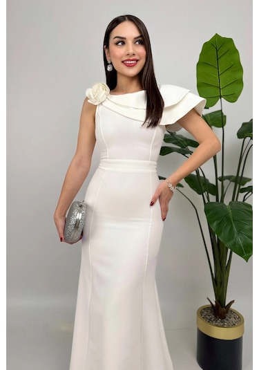 Delvira Drapeli Tek Omuz Çiçek Detaylı Uzun Beyaz Abiye Elbise Beyaz