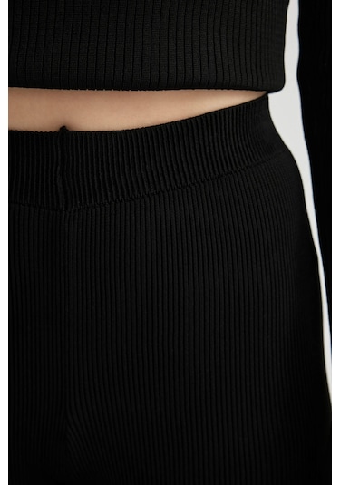 DeFacto Ribana Pantolon Flayer İspanyol Paça Yüksek Bel B3820AX23WNBK27 DeFacto Ribana Pantolon Flayer İspanyol Paça Yüksek Bel B3820AX23WNBK27