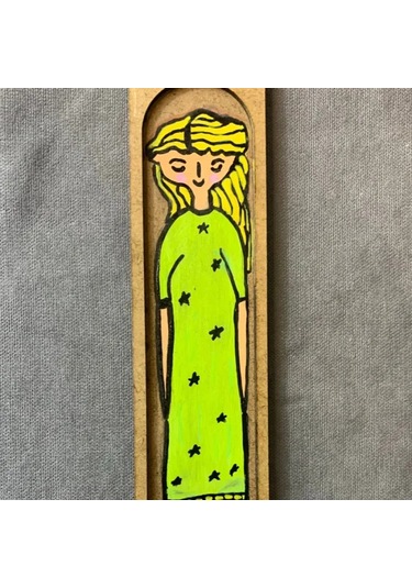 Uretti - Pınar 2572 - El Yapımı Yeşil Elbiseli Şirin Kız Ahşap Tütsü Kayığı - 5 X 25 Cm 1 Adet