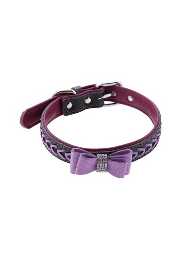 Yumuşak Pu'dan Yapılmış Yapay Elmaslarla Süslenmiş Papyonlu Köpek