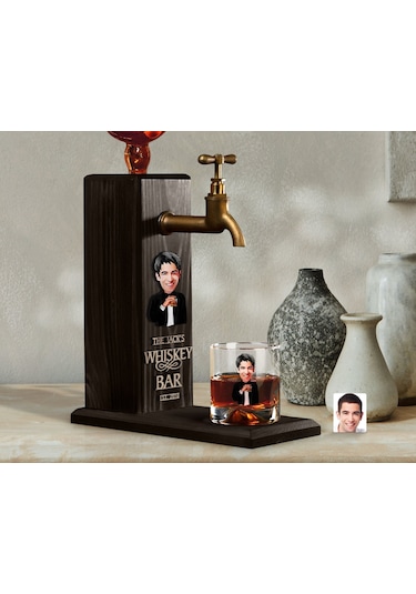 BK Gift Kabartmalı Karikatür Figürlü Musluklu Siyah Ahşap İçki Standı ve Viski Bardağı Hediye Seti, Arkadaşa Hediye, Sevgiliye Hediye-3
