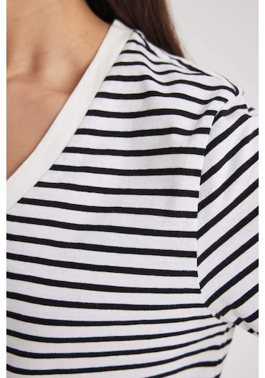 Defacto Regular Fit V Yaka Çizgili Kısa Kollu Tişört X2715AZ24SMBK81 Siyah Defacto Regular Fit V Yaka Çizgili Kısa Kollu Tişört X2715AZ24SMBK81 Siyah