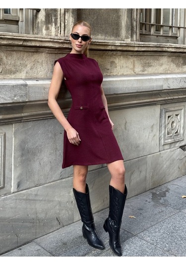 Kadın Dik Yaka Asimetrik Etekli Beli Tokalı Kolsuz Şık Tasarım Elbise Bordo