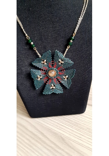 Yarence El Yapımı Çiçek Desenli Boncuklu Kolye