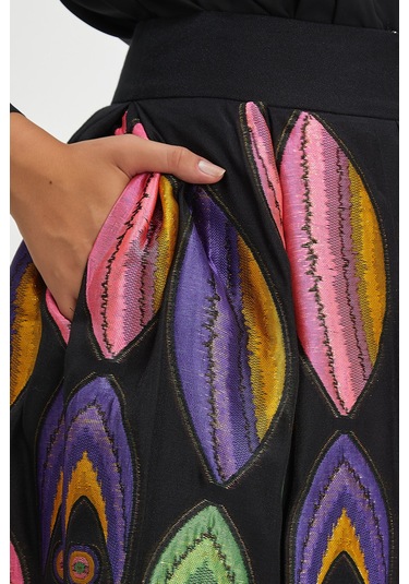 Kadın Desenli Midi Boy Etek - Canlı Renkli İşlemelerle Özel Gün Ve Günlük Kombinler İçin Şık Tasarım Siyah