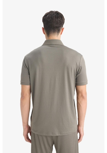 DeFacto Slim Fit Dar Kesim Polo Yaka Dokulu Kısa Kollu Krinkıl Tişört E1222AX25SMKH401 DeFacto Slim Fit Dar Kesim Polo Yaka Dokulu Kısa Kollu Krinkıl Tişört E1222AX25SMKH401