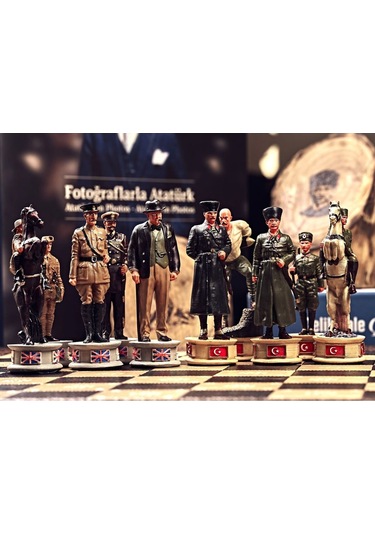 Çanakkale Savaşı Büyük Boy Şah 12 Cm Satranç Takımı, Deri Oyun Alanı Ile Gönderilmektedir.