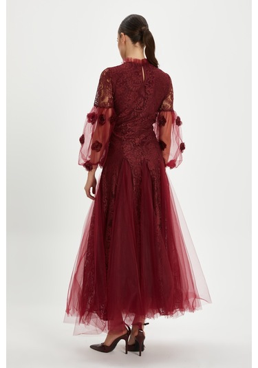 Kadın Dantelli Ve Tül Detaylı Uzun Elbise - Çiçek Aplikeli Kol Tasarımı - Özel Günlerin Zarif Şıklığı Bordo Kadın Dantelli Ve Tül Detaylı Uzun Elbise - Çiçek Aplikeli Kol Tasarımı - Özel Günlerin Zarif Şıklığı Bordo
