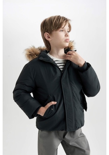 DeFacto Erkek Çocuk Çıkarılabilir Suni Kürk Yaka Kapüşonlu Fermuarlı Çıtçıt Kapamalı Cepli Mont C5975A824WNGN1214