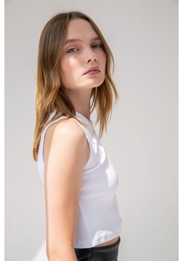 Siyah Yaka Detaylı Fitilli Crop Örme Bluz Beyaz