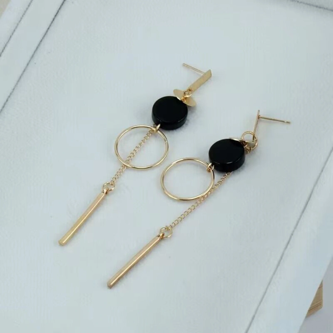 Lemestar Altın Renkli Geometrik Desen Asimetrik Uzun Çubuk Külaklıklar - Alyuminyum Çelik Malzeme Gold