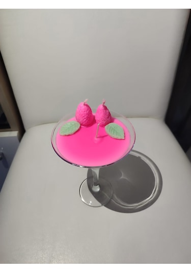 Martini Bardağında Çilekli Mum