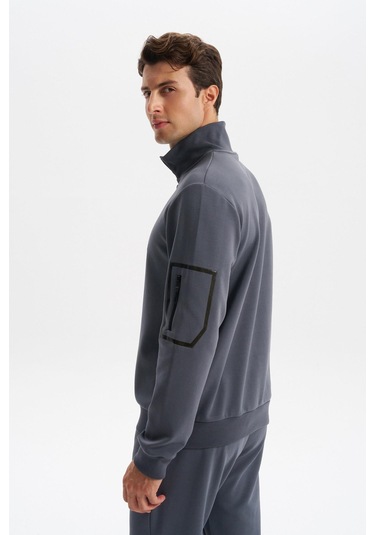 Arma Erkek Slim Fit Dik Yaka Yarım Fermuar Pamuklu Sweatshirt Sol Kol Fermuar Cepli K30404685702 Gri Arma Erkek Slim Fit Dik Yaka Yarım Fermuar Pamuklu Sweatshirt Sol Kol Fermuar Cepli K30404685702 Gri