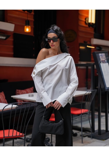 Kadın Madonna Yaka Düğme Detaylı Tek Omuz Gömlek Beyaz