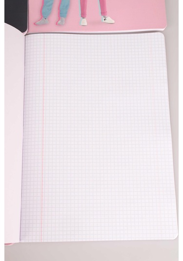 Dekomus İle Lisanslı Barbıe Tekli A4 60 Yaprak Kareli Defter