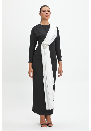 Taş İşlemeli Drapeli Uzun Elbise - Özel Günlerin Göz Alıcı Şıklığıtaş İşlemeli Drapeli Uzun Elbise - Özel Günlerin Göz Alıcı Şıklığı Siyah