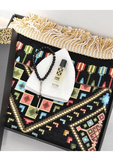 Erkekler İçin Seccade Takke Tesbih Esans Hediyelik Seti Kilim Desenli Kadife Astarlı Seccade Ve Özel Kutulu Lüks Hac Umre Hediyesi Siyah