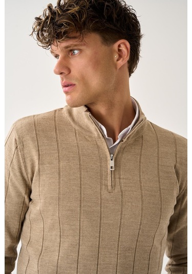 Dikey Dokuma Desenli Fermuarlı Triko Kazak Bej