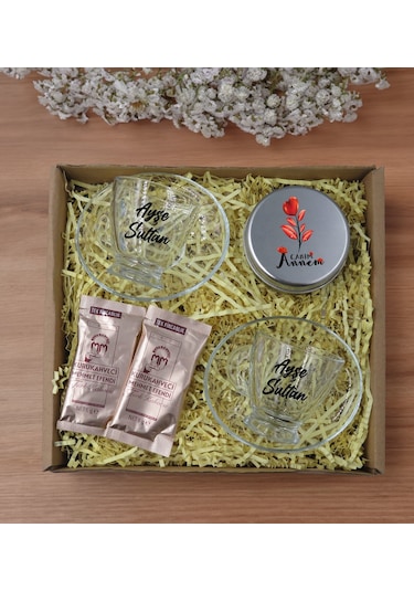 Bk Gift Kişiye Özel İsimli 2li Cam Kahve Fincanı & Türk Kahvesi & Gümüş Metal Kutuda Kokulu Mum Hediye Seti-2, Anneye Hediye, Anneler Günü Hediyeleri