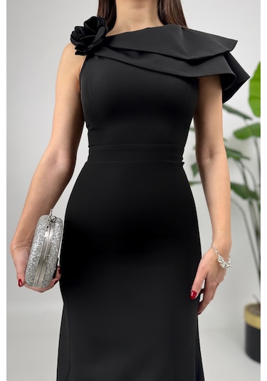 Delvira Drapeli Tek Omuz Çiçek Detaylı Uzun Siyah Abiye Elbise Siyah