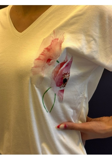 V Yaka Çiçek Desenli Kadın T-shirt Beyaz