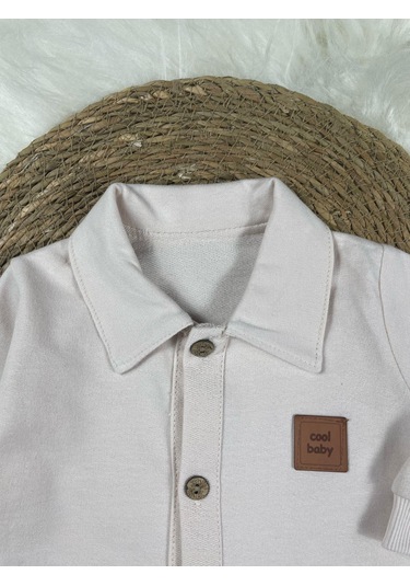 Gömlek Yaka Önden Düğmeli Arma Detaylı Erkek Bebek Tulum Krem