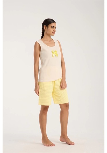 Giyim Kadın Beyaz Kurdele Detaylı Sarı Çizgili Şortlu Pijama Takımı Beyaz