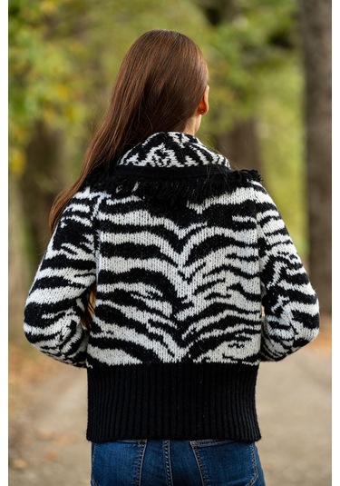 Verdeblanco Püskül Yaka Detaylı Çift Düğmeli Zebra Desen Kısa Hırka Siyah