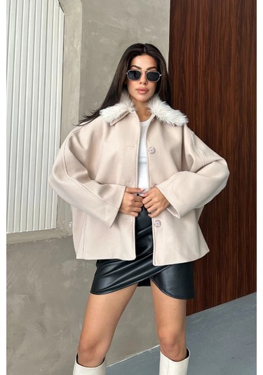 Kadın Bej Kürk Yakalı Kısa Ceket Kaşe Kumaş Oversize Geniş Kol Düğmeli Kışlık Ekru