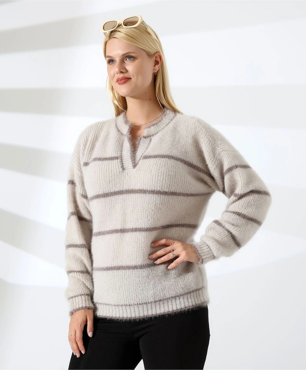 Yaka V Kesimli Tüylü Çizgili Triko Kazak Krem