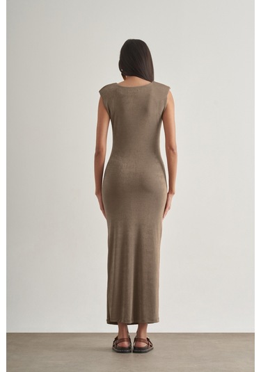 Mizalle Yan Büzgü Detaylı Vatkalı Uzun Kolsuz Vizon Bodycon Elbise Vizon