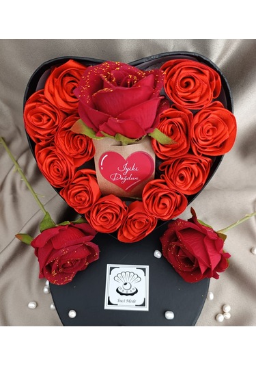 İnci Mode İyiki Doğdun 12+1 Çiçekli Kalpli Kutu Hediyelik Çiçek Kutusu Siyah