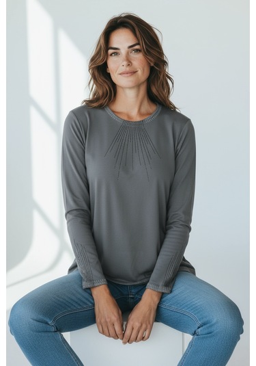 Kadın Yaka Ve Kol Ağzı Taşlı Etek Desenli Bluz Gri