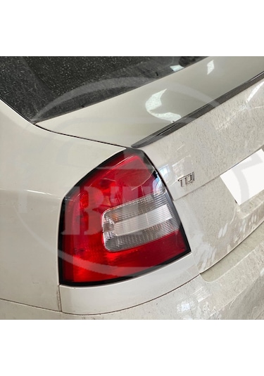 Skoda Octavia Bagaj Üstü Spoiler Piano  Black
