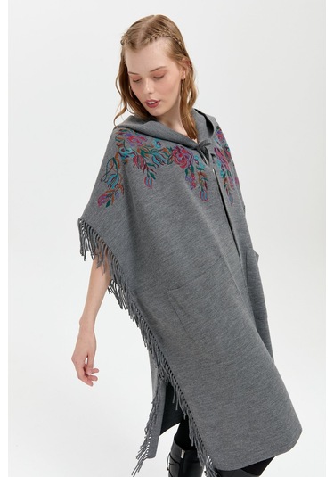 Kadın Kapüşonlu Nakış İşlemeli Yanı Püsküllü Panço Füme Füme