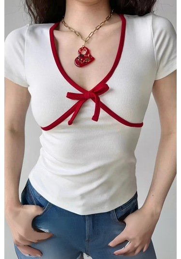 Kırmızı Şeritli Fiyonk Detaylı Beyaz Y2k Kısa Kollu Crop-17918 Beyaz