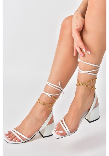 Fox Shoes Beyaz Kısa Topuklu Altın Zincir Detaylı Bilekten Bağlam