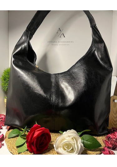 Yumuşak Deri Görünümlü Büyük Boy Hobo Omuz Çantası Parlak Siyah
