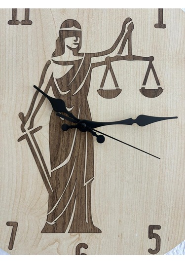Pelince - Justitia Adalet Terazisi - Ahşap Duvar Avukat Saati Kişiselleştirilebilir - Açık Ahşap - 40 Cm Ahşap