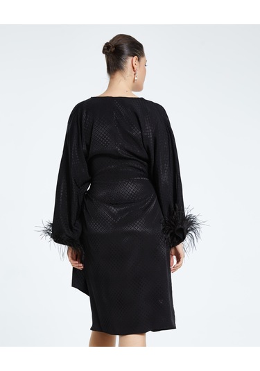 Saten Dokulu Tüy Detaylı Kruvaze Elbise Kuşaklı Ve Drapeli Özel Tasarım Siyah