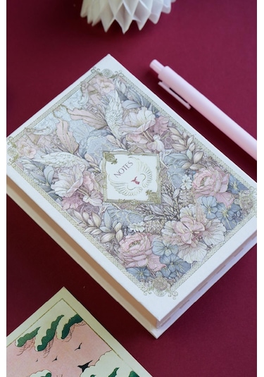 Masa Üstü Sert Kapaklı Notluk. 80 Gram Ivory Kağıt , 340 Yaprak. 11x15,8 Cm. Renkli Kenar. Bej