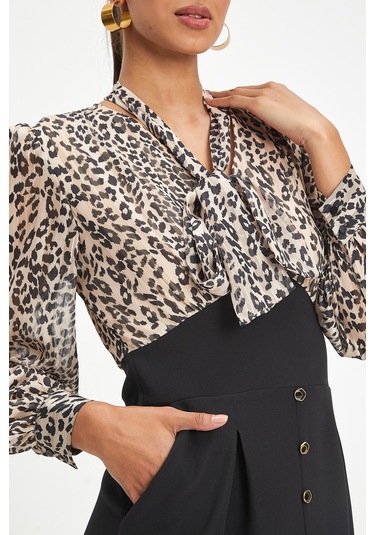 Kadın Leopar Desenli Midi Elbise - Fiyonk Yaka, Düğme Ve Yırtmaç Detaylı, Şık Ve Modern Tasarım - Günlük Ve Özel Davetler İçin Elbise Bej