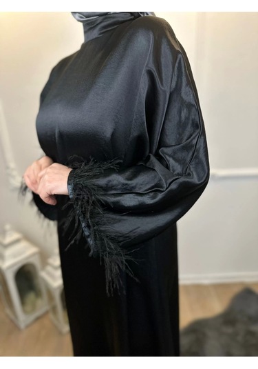 SİYAH KOL UCU TÜYLÜ ELBİSE Siyah